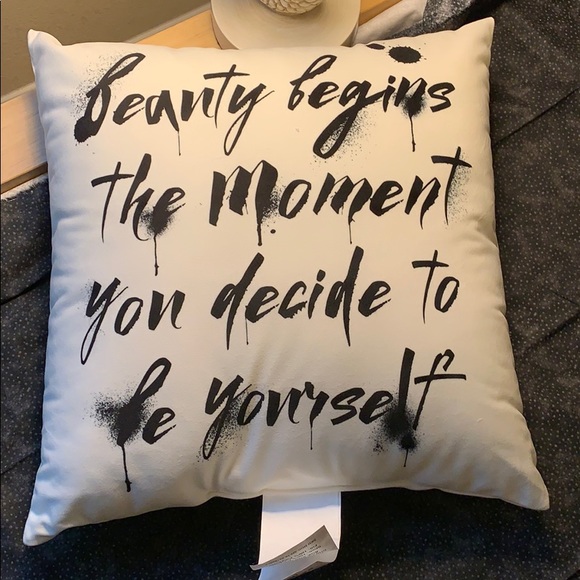 🌹NWOT Super soft Inspirational quote pillow 🌹 - Picture 2 of 4